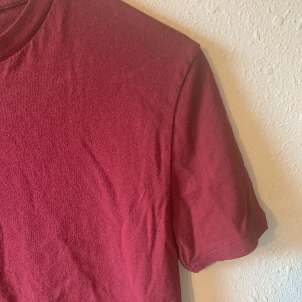 Guess Red Short‎ Sleeve Graphic Tee - Picture 4 of 7